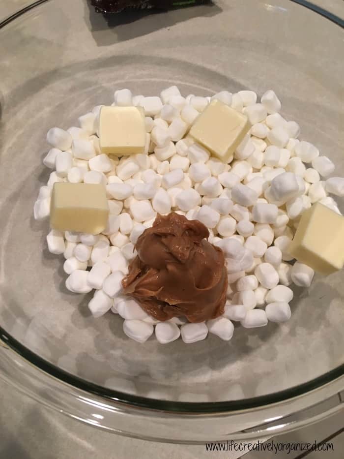 Marshmallow mixture for clingons – an easy dessert made with cereal.