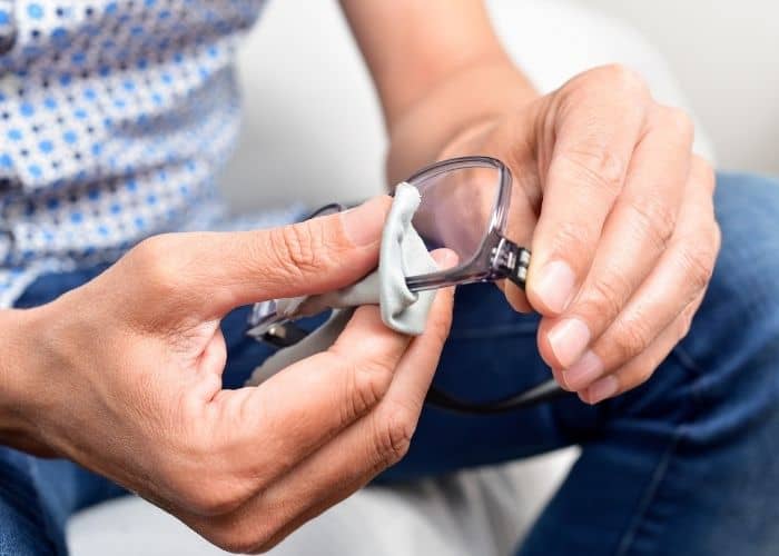 cleaning-eyeglasses